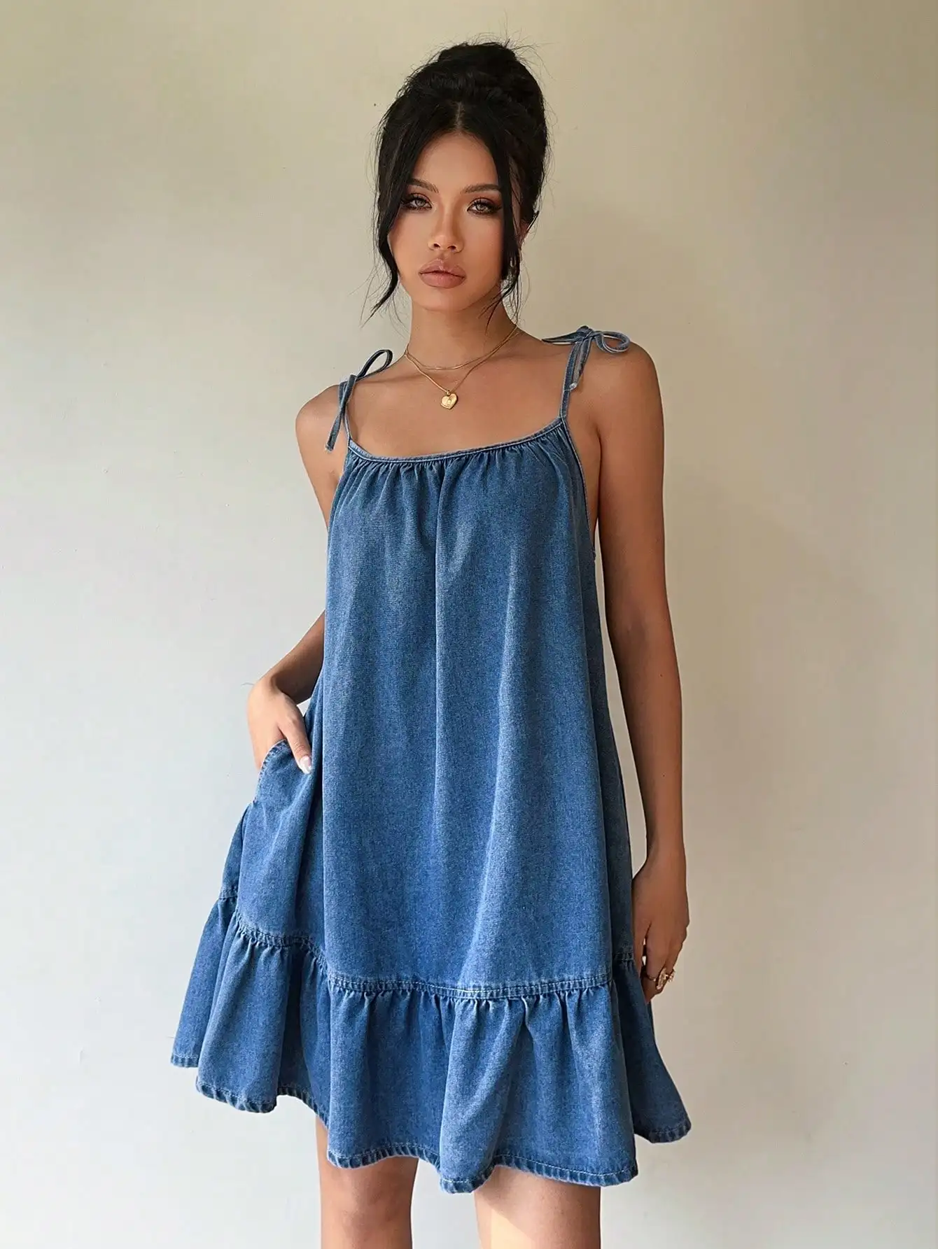 Robe en jean bandeau de style français, nouveau style d'été, haut de gamme, élégant, à la mode, coupe ample, effet amincissant, 2025